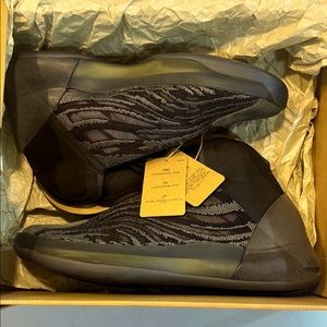 Yeezy Quantum Basketball all black size 7us men